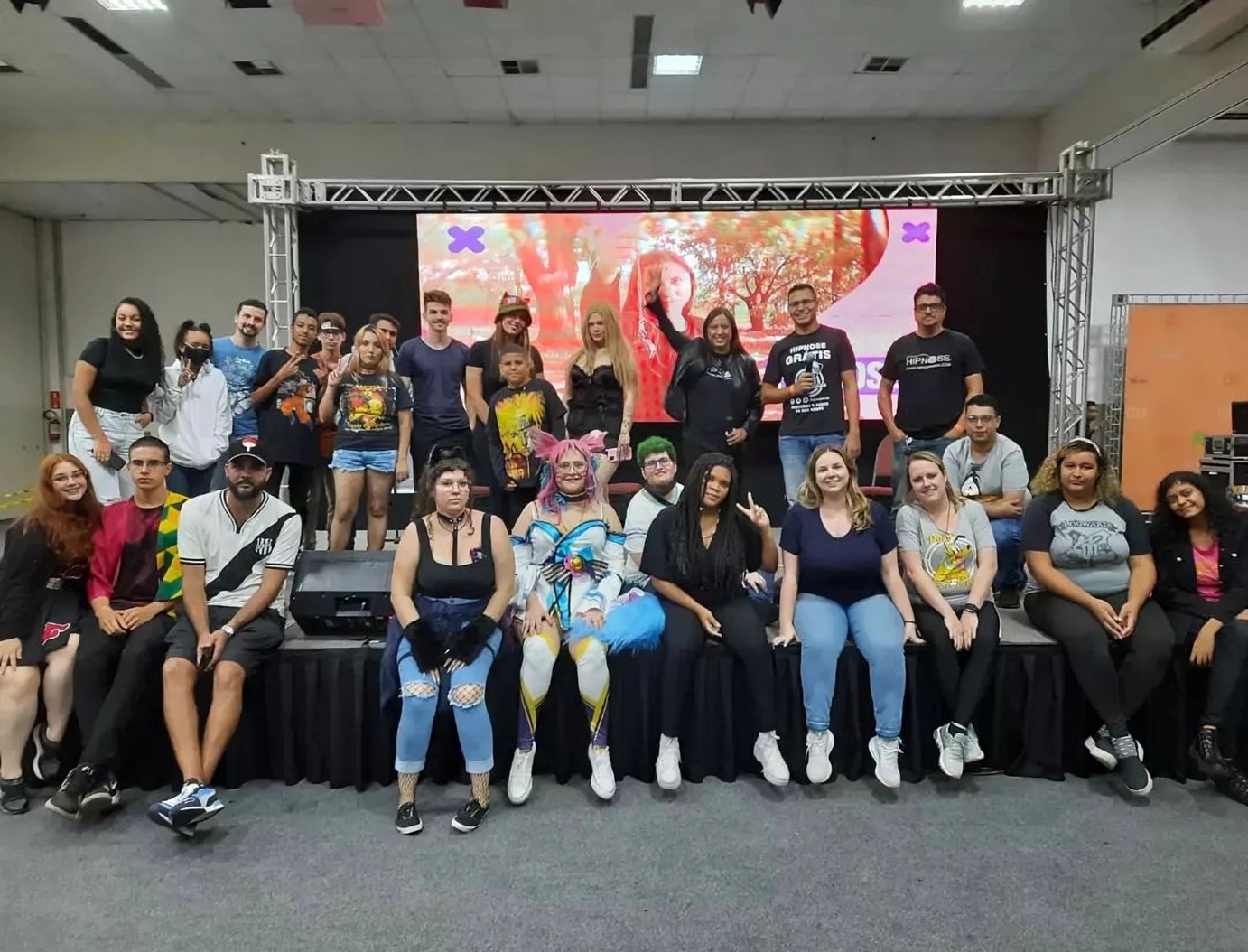 Participantes experimentando hipnose em show