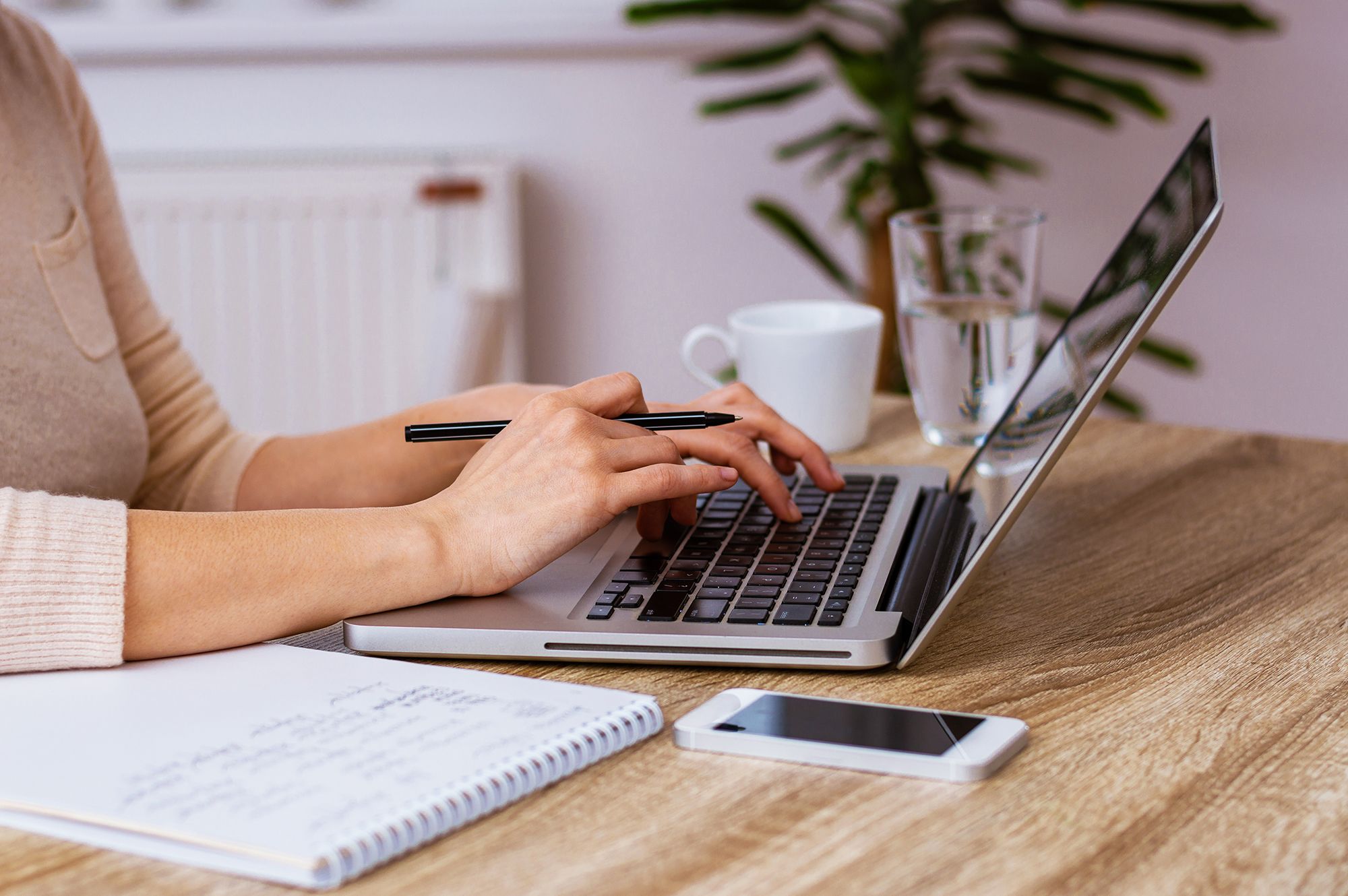 Você não "procrastina", você está com MEDO. Entenda a raiz do bloqueio.